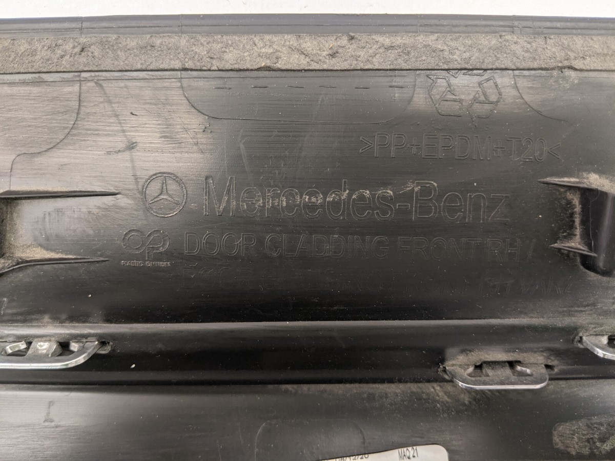 2020-2021 MERCEDES GLB250 FRONT RIGHT LOWER DOOR MOLDING 2020-2021 MERCEDES GLB250 FRONT RIGHT LOWER DOOR MOLDING