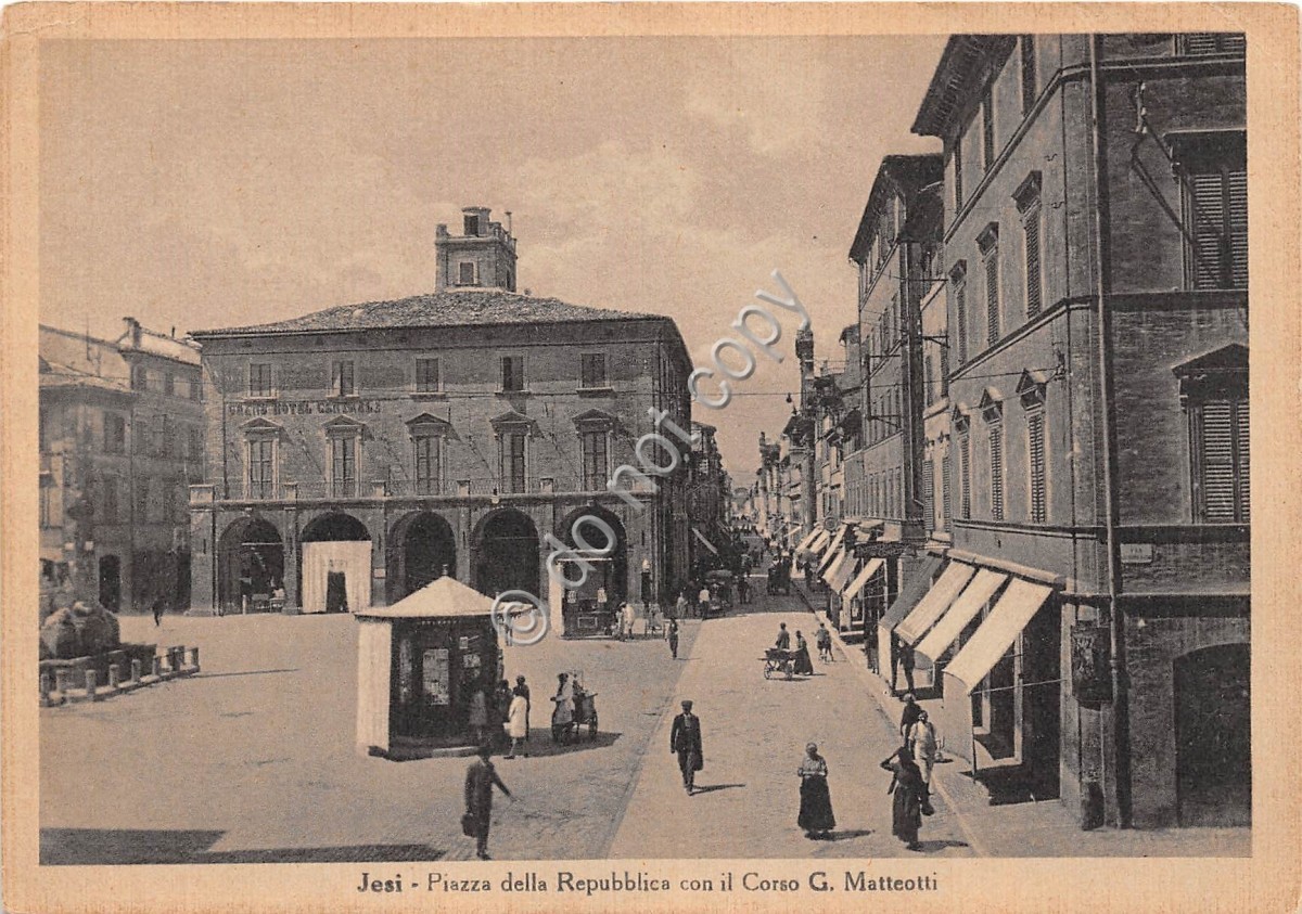 Cartolina - Jesi Piazza Repubblica Corso Matteotti Animata