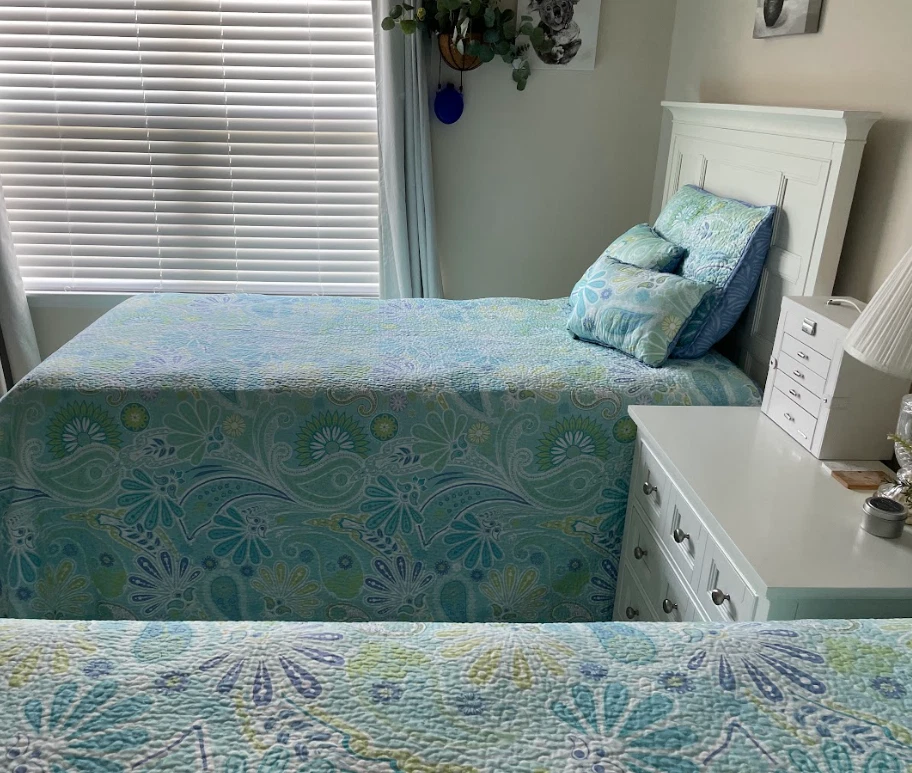 Magnussen White Twin Bedroom Furniture Set, 2 Twins/Nightstand/Dresser+Mirror Foto 4 de 4