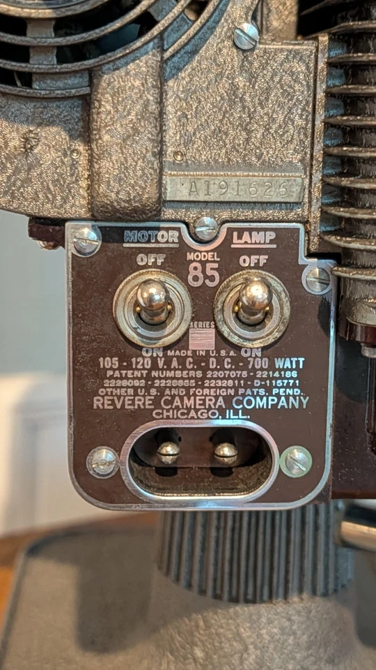 РАБОТАЕТ! Винтажный кинопроектор Revere Model 85 8 мм 700 Вт ЧИКАГО FILM ERA - Изображение 3 из 4