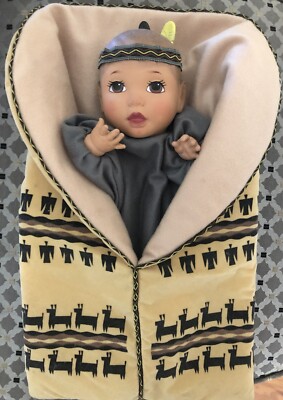 Babypuppe Handpuppe, Indianer, Vinyl und Stoff mit traditionellem Muster