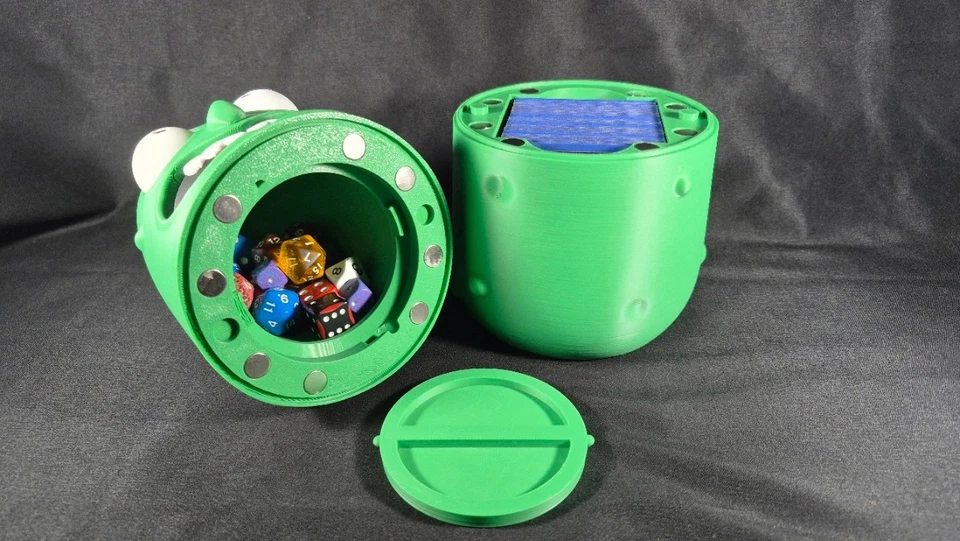 Декоративная колода в стиле Pickle Rick! Вмещает колоду из 100 карт и кости! - Изображение 2 из 4