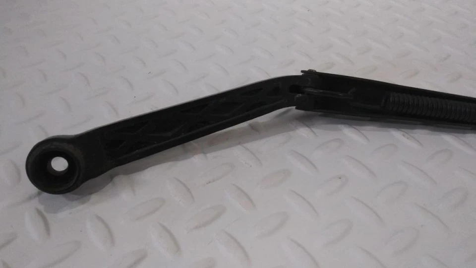 Brazo limpiaparabrisas Ford Escort LX 1997 pasajero Foto 3 de 4