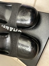 CHANEL RUNWAY CAMELLIA CC LOGO GORGEOUS CLASSIC BLACK LEATHER PUMPS SHOES 38.5