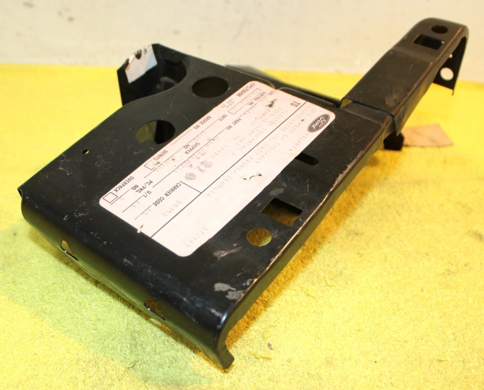 Mercury Capri 1975-1978 NOS guardabarros delantero derecho faldón y soporte lateral del radiador Foto 3 de 4