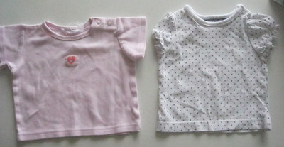 2 kurzärmelige T-Shirts ohne Marke rosa/weiß gepunktet. Alter 3 - 6 Monate.