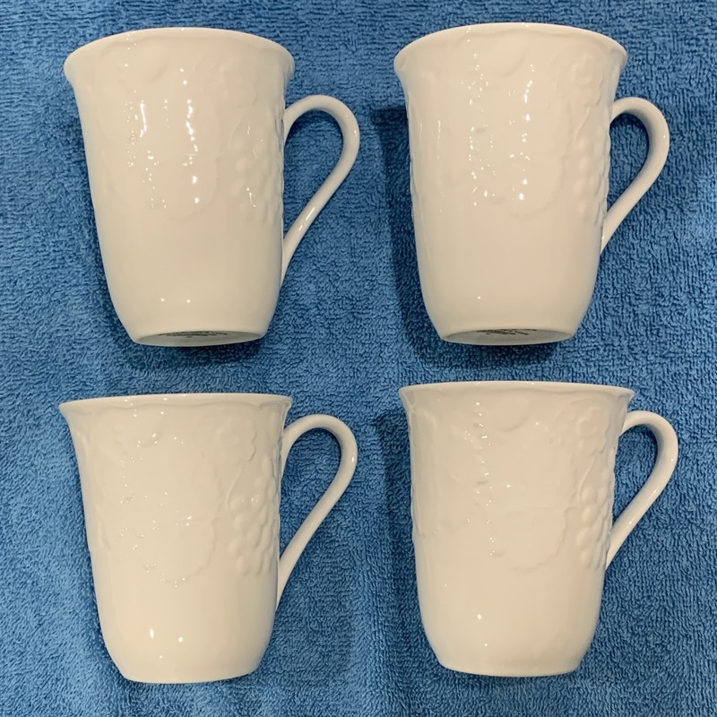 Set of 4 Wedgwood Bone China Strawberry & Vine White Tall Mugs England 1988
