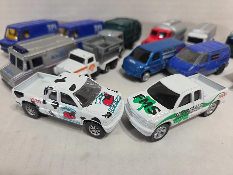 Lot of Dozen Maisto Commercial Trucks - Image 4 of 4