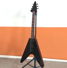 Chitarra elettrica personalizzata Flying V rosso satinato vedova nero opaco HH pickup chitarra
