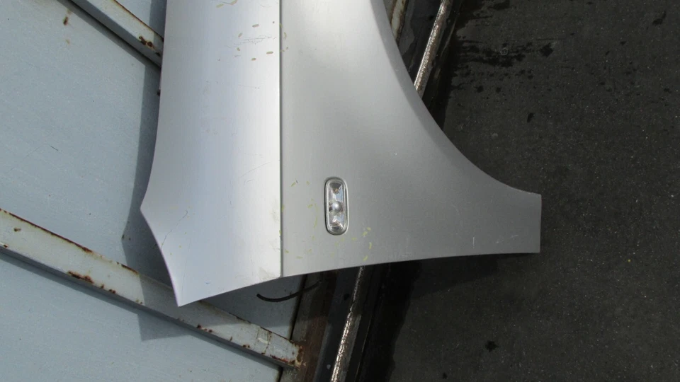 AUDI A4 2005-2008 GUARDABARROS PASAJERO DELANTERO ACERO IMPRIMADO CON ORIFICIO DE LUZ DE SEÑAL OEM Foto 2 de 4