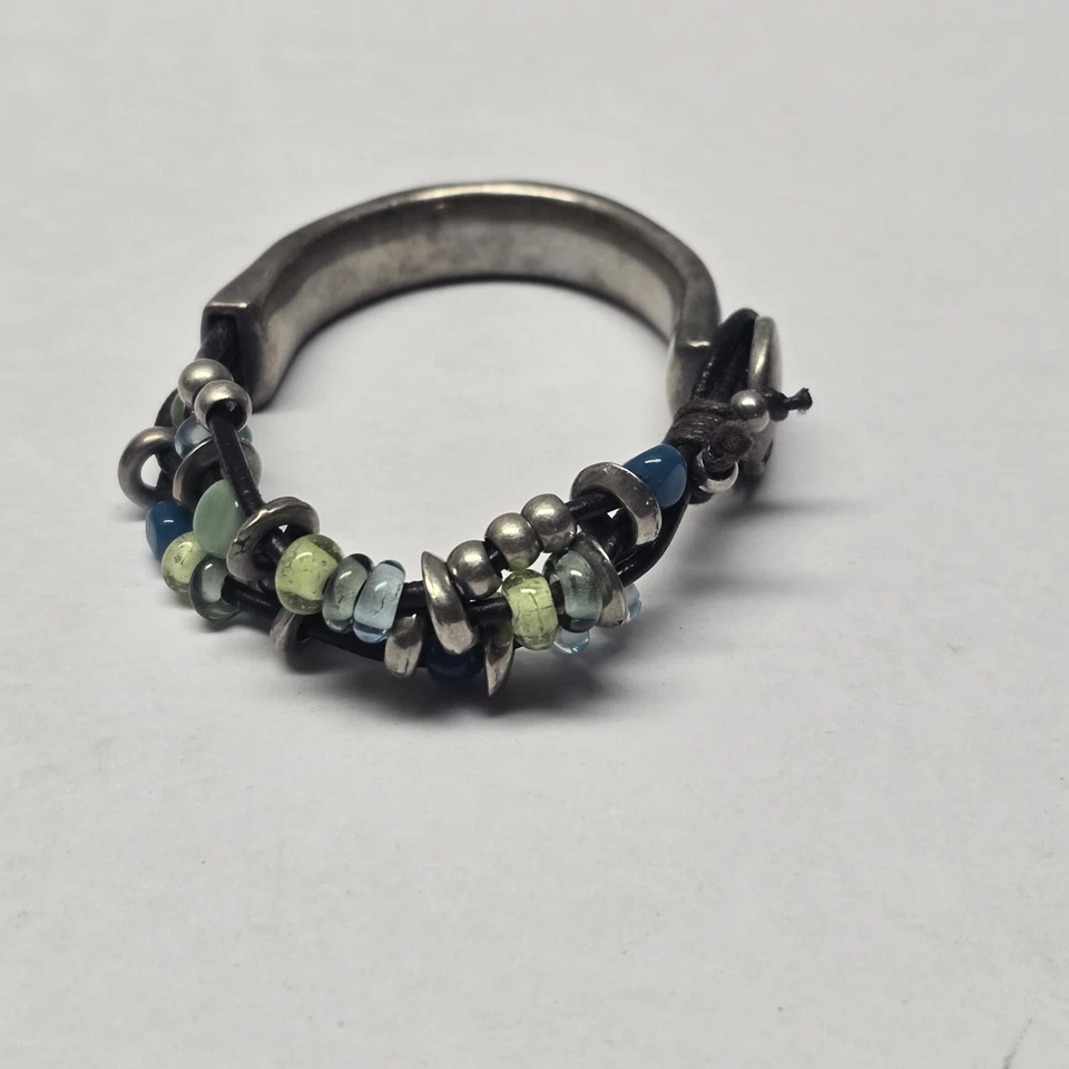 Pulsera Uno de 50 Cuentas Cuero y Plateado 7" Foto 2 de 4