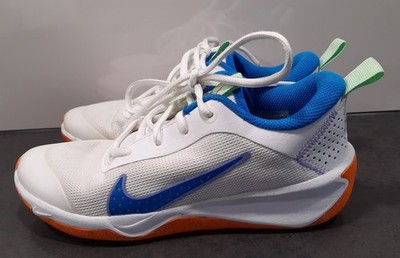 Nike Omni Multi-Court Laufschuhe Gr 35,5 weiß blau orange Non Marking Sportschuh