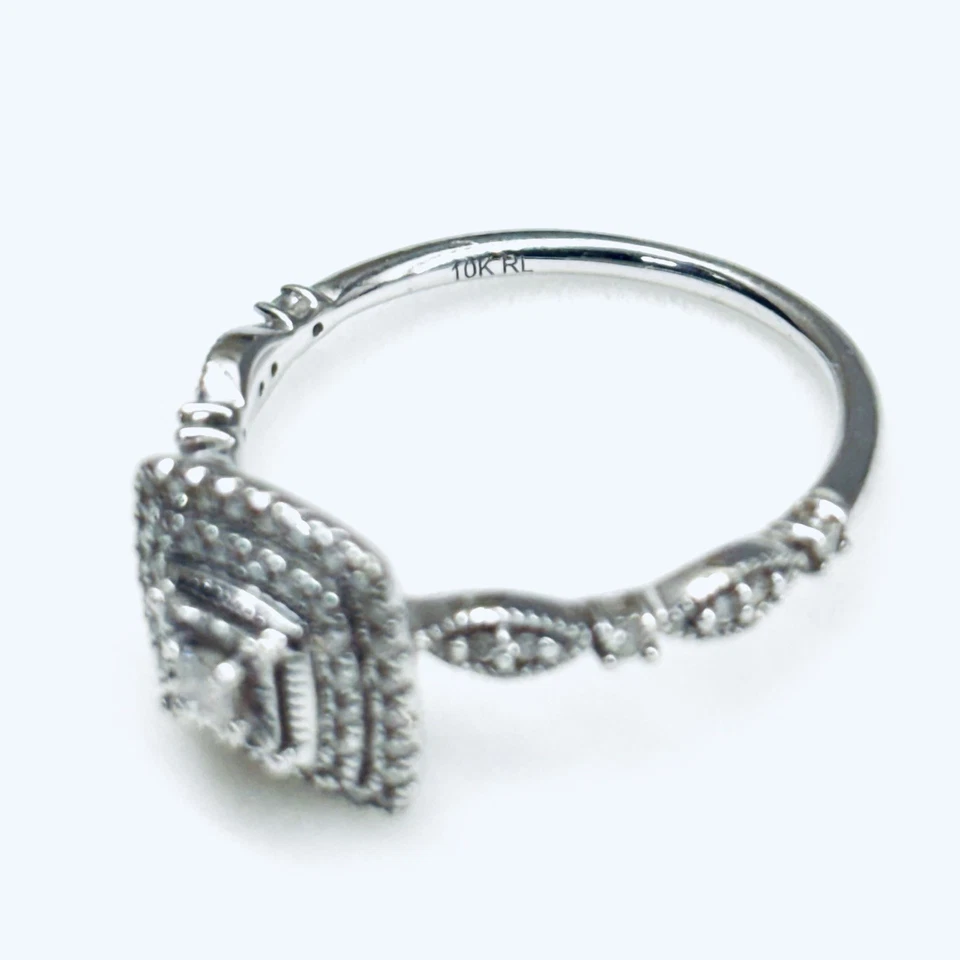 Anillo de compromiso con halo de diamantes talla princesa de oro blanco de 10 k de 0,15 quilates talla 7,5 RL Foto 4 de 4