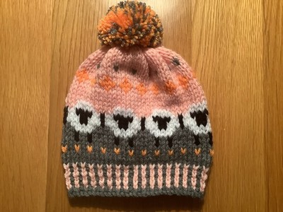 Handgestrickte Schaf Bommelmütze - grau und pfirsich - Kind/Jung Teenager