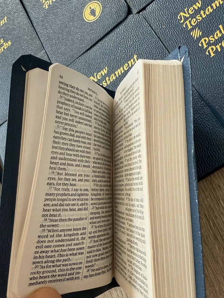 ✝️ HUGE LOT of 56 New Testament Psalms Proverbs Gideons Pocket Bibles ESV Foto 4 de 4