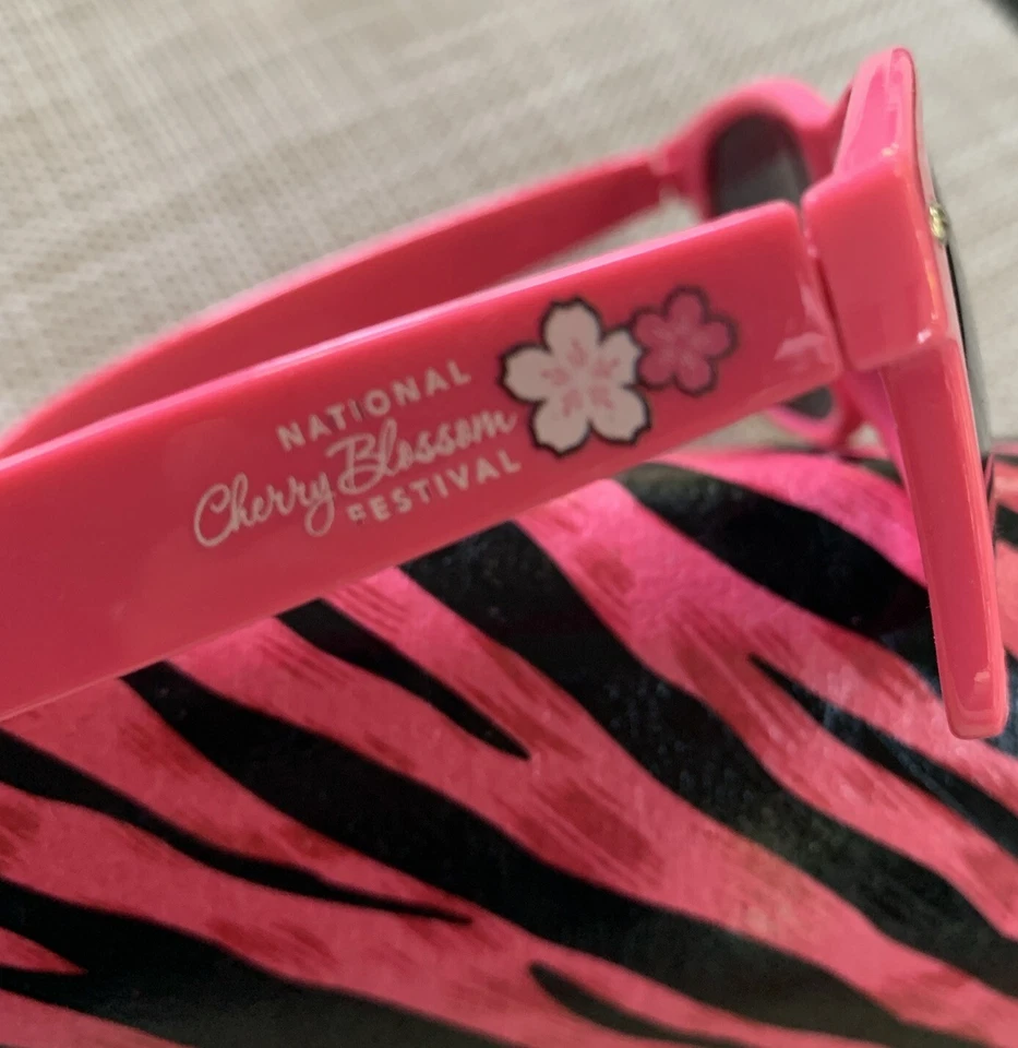 DC United MLS Major League Soccer Cherry Blossom Sunglasses Pink W Case Foto 2 de 4