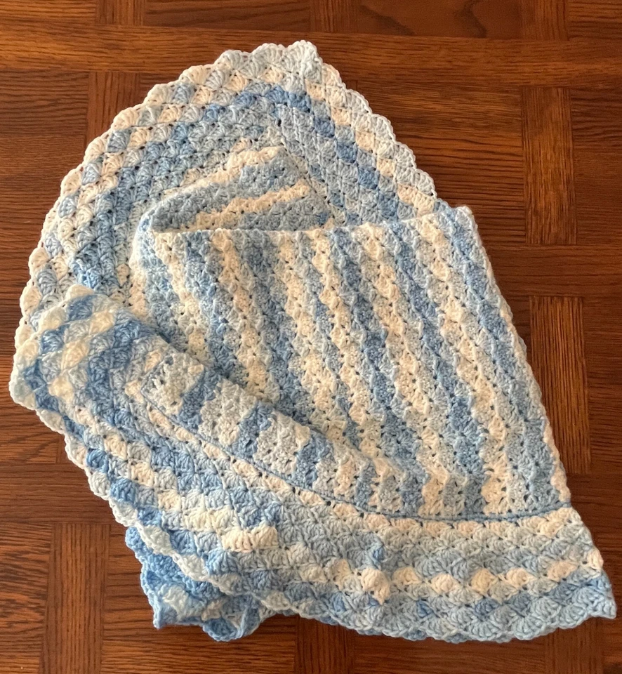 MANTA BEBÉ TEJIDA A MANO SUAVE CÓMODA AFGANA AZUL PÁLIDO Y BLANCO CONCHAS Foto 3 de 4