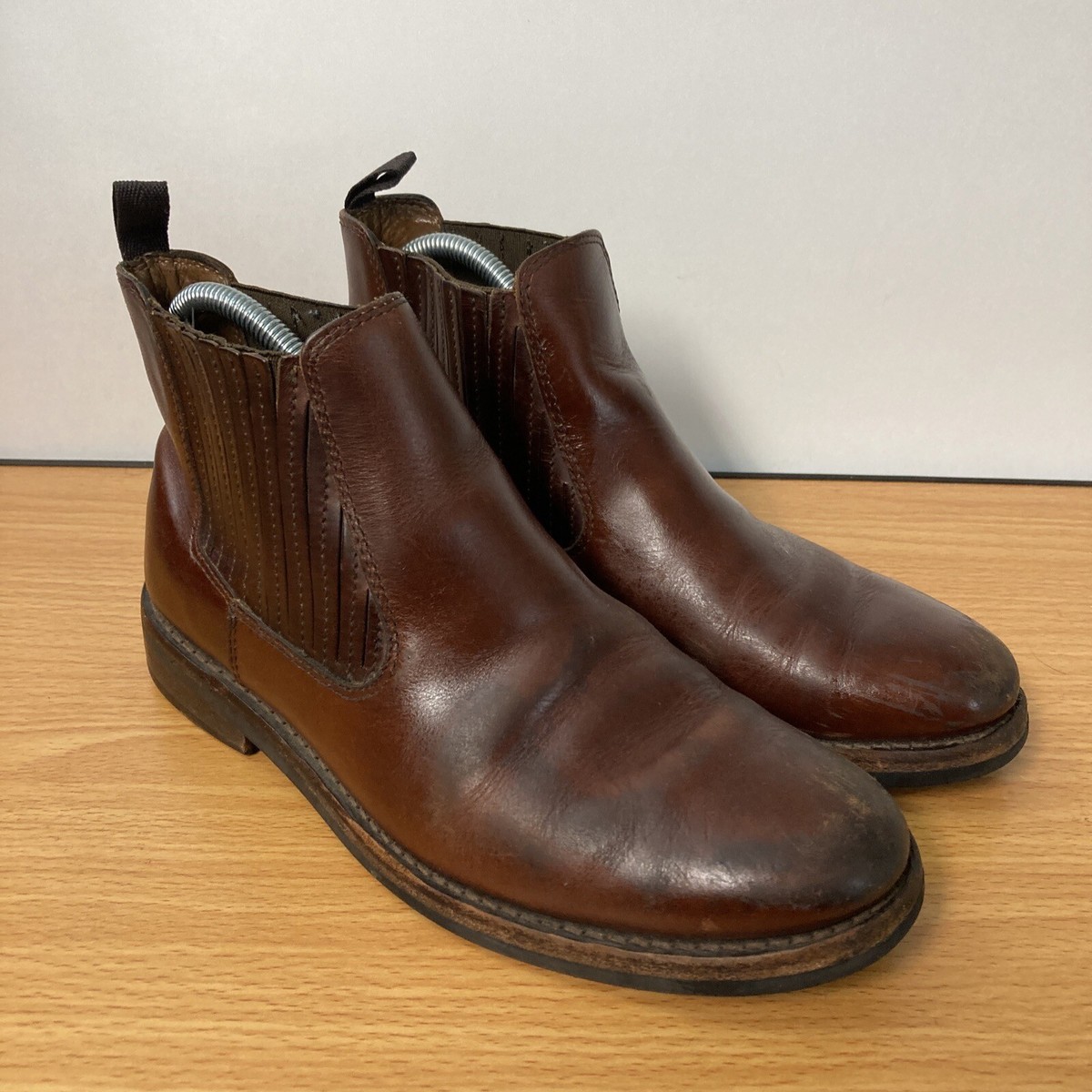 LL Bean Signature Brown Leather Chelsea Pull On Men display picture 1