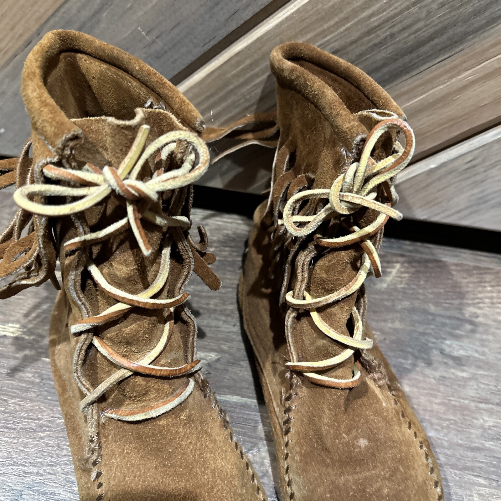 SAOLA STIVALETTI MOCASSINO MINNETONKA MARRONI SCAMOSCIATI CUCITI SUOLA GOMMA FRANGE LACCI 5