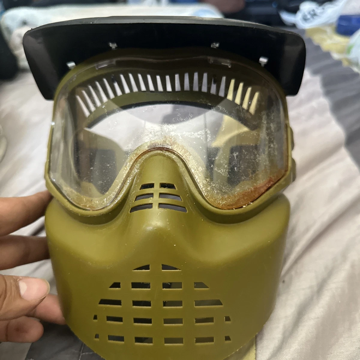 Un homme de paintball prépare un masque de sécurité et des vêtements