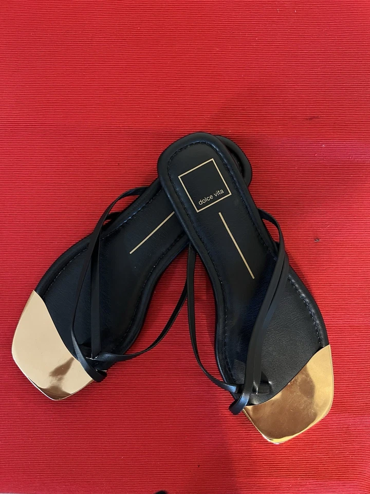 Sandalia plana ligera Dolce Vita negra con correas doradas para mujer talla 8,5 Foto 3 de 4