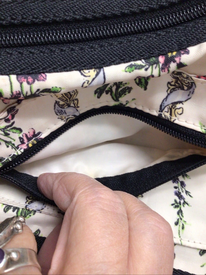 Bolso de hombro pequeño ligero con estampado de rosas y fondo blanco LeSportsac Foto 3 de 4