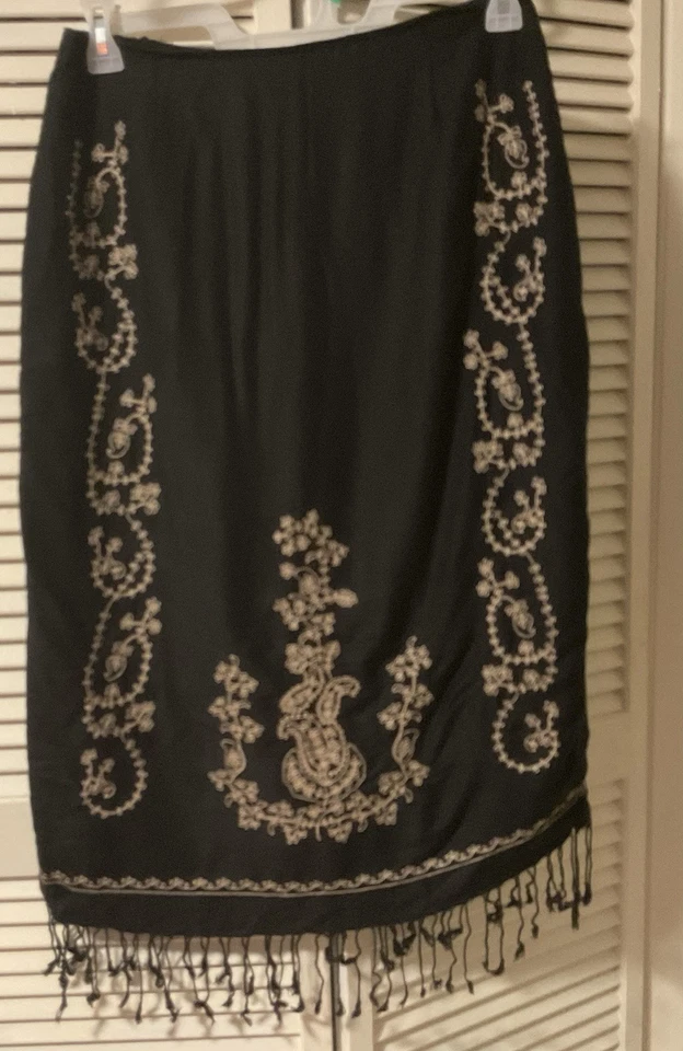 Falda Boho Negra Bordada Vintage Talla 10 Flecos  Foto 2 de 4