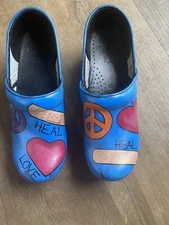 Dansko Womens Clogs Size 39. Hand Made. Slip on Dual Comfort. Used Few Times.