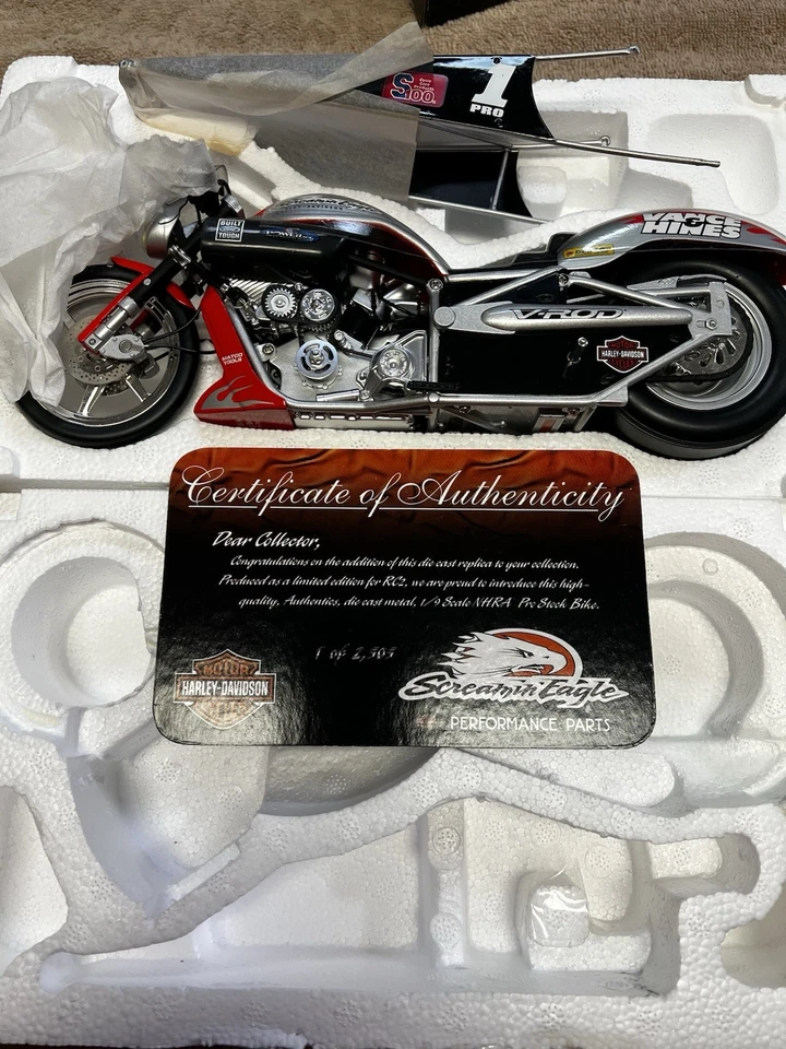 Bicicleta Andrew Hines Screamin Eagle Vance & Hines NHRA Pro Stock Escala 1/9 Die Cast Foto 4 de 4