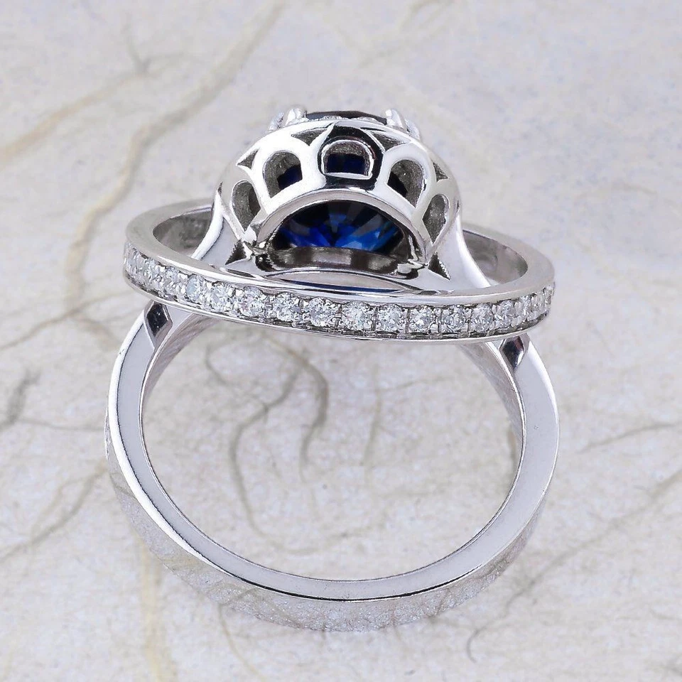 Juego de anillos de compromiso de diamantes ovalados azules de 3,30 quilates enchapados en oro blanco de 14 quilates Foto 4 de 4