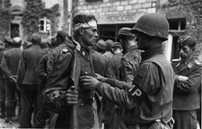WW2 - Fouille d'un officier SS par un MP en Normandie en juin 1944