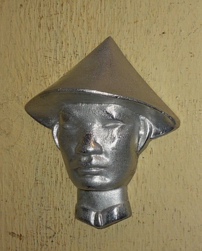 CAST METAL piece depicting ' Chinese man wearing a Liangmao '. 6 1/8 " high - Picture 1 of 5