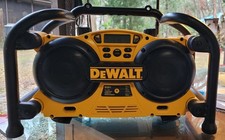 DEWALT DC011 CLOCK AM/FM JOBSITE CHARGER RADIO TESTED GREAT/ AUX PORT FOR MP3- 
