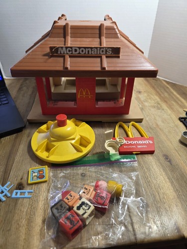 VINTAGE PLAYSKOOL MCDONALDS 1974 PLAYSET FAMILIAR PLACES with extras
