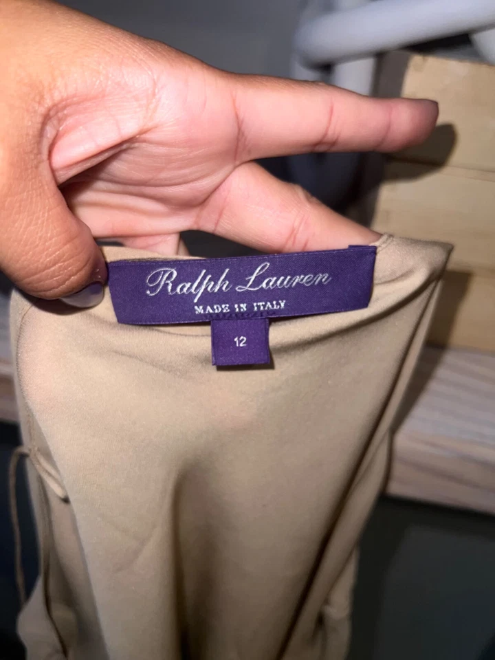 Camisola Ralph Lauren Silk Charmeuse en arena, talla 12 precio de venta sugerido por el fabricante $590 Foto 3 de 4