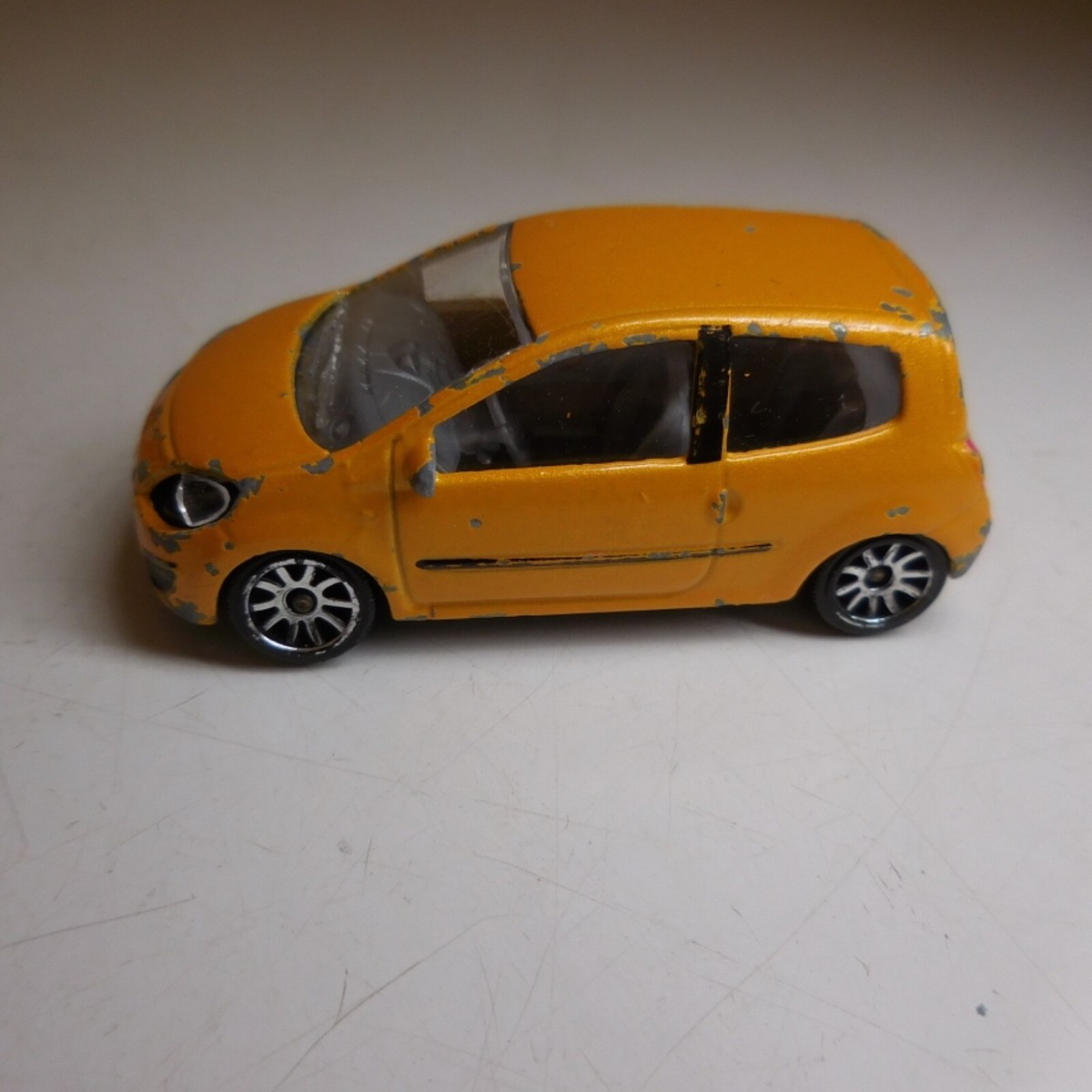 Modèle Miniature Garage 1/43 – 18,5 X 13 X 9,5 Cm – Scène De Parking 3D Avec Ventilateurs, Porte-pneus, Armoires – Collection