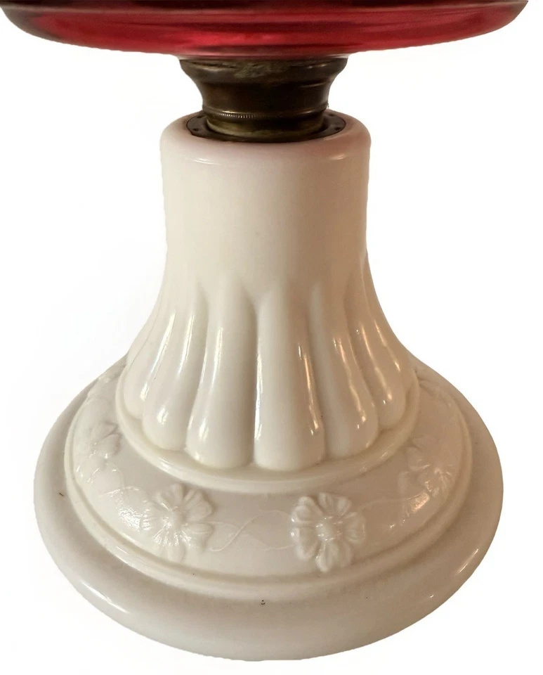 Lâmpada de querosene antiga de vidro rubi corte fonte favo de mel base floral branca opaca - Imagem 3 de 4