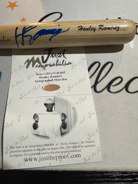 Firmas de mini murciélago Just Minors Foto 4 de 4