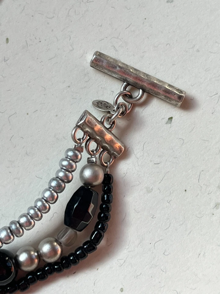 Pulsera Premier Designs Marcada Triple Hilo Plata y Negro Plástico Cuentas - 7.75 Foto 4 de 4