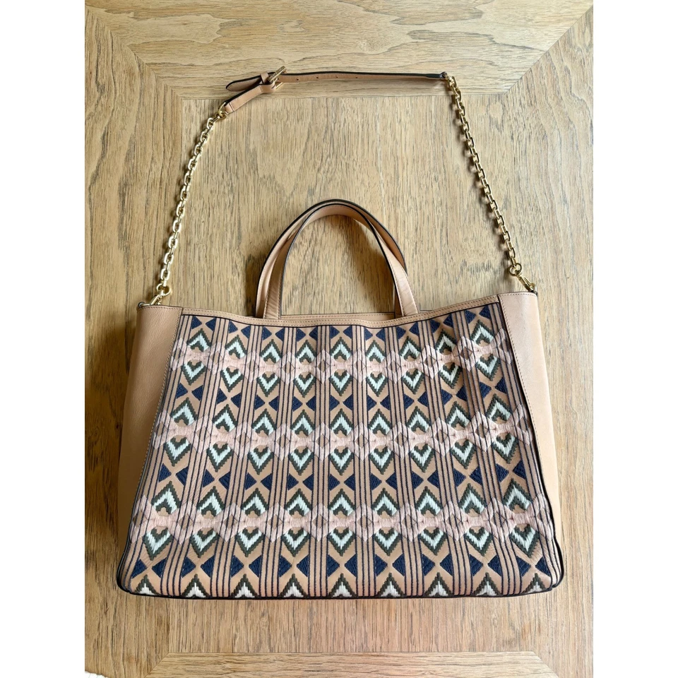 $598 TORY BURCH East West Bolso de Mano/Bolso de Hombro de Cuero Bordado Correa de Cadena Usado en Excelente Condición Foto 4 de 4