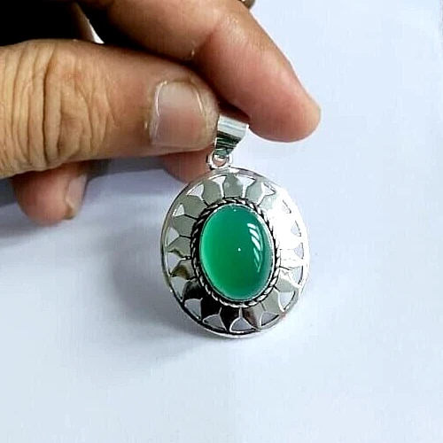 Ancien Pendentif Plaqué Or Jaune Avec Cabochon Onyx - Forme Feuille