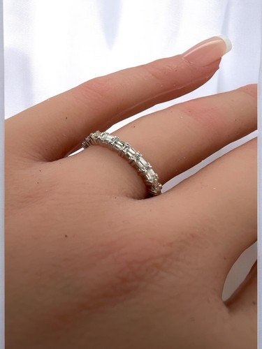 Impresionante banda de aniversario de diamantes talla esmeralda natural de oro blanco de 14K ~ 0,75 cttw - Imagen 2 de 8