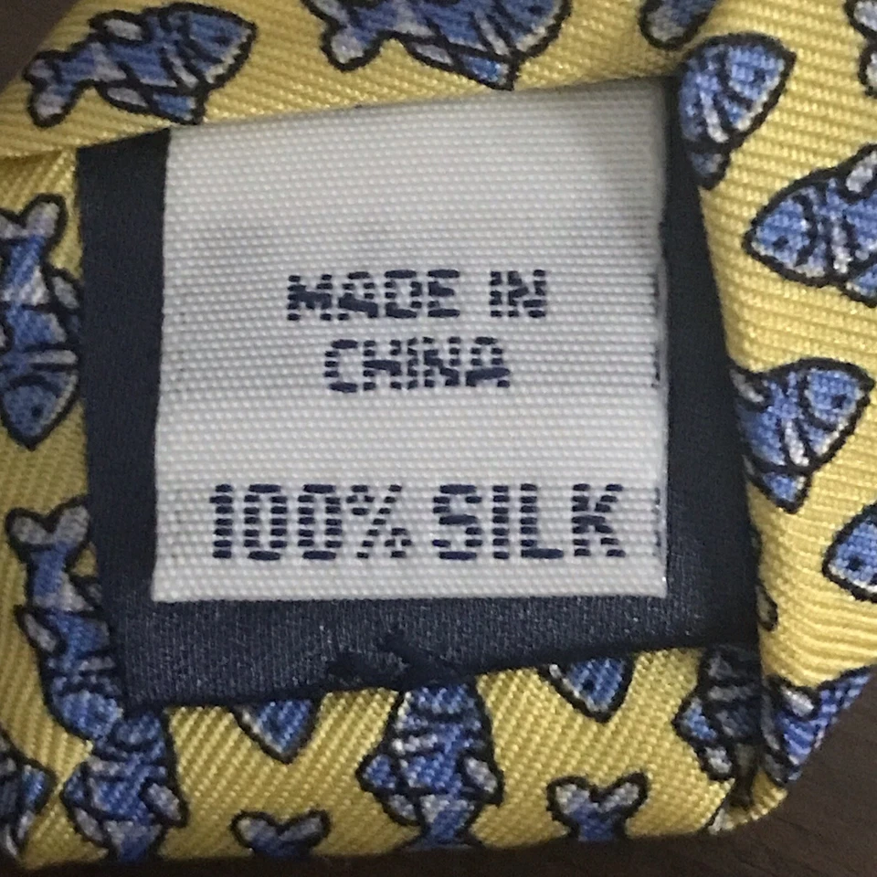 Gravata de seda com estampa de peixe pequeno amarelo azul IZOD - Imagem 4 de 4