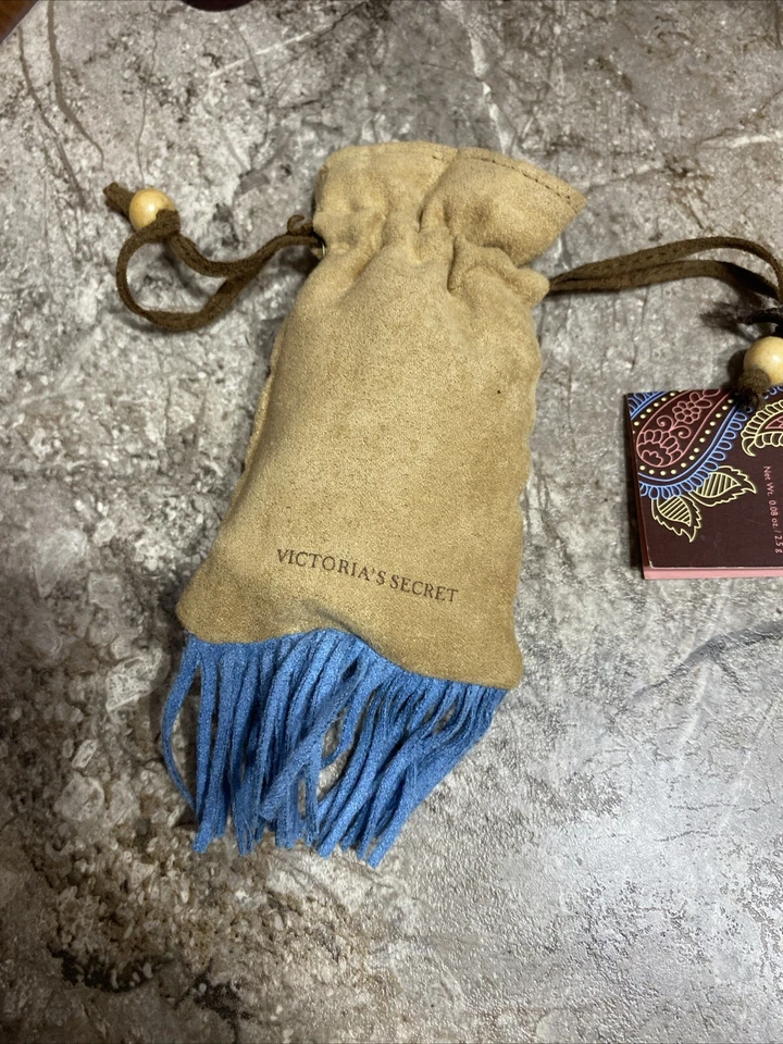 Victoria's Secret Untamed Chic Blushing Stick In Shade Romântico Raro Blush - Imagem 4 de 4