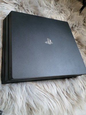 Sony PlayStation 4 Pro, 1 TB,Inkl. 2 Controller + 2 Spiele