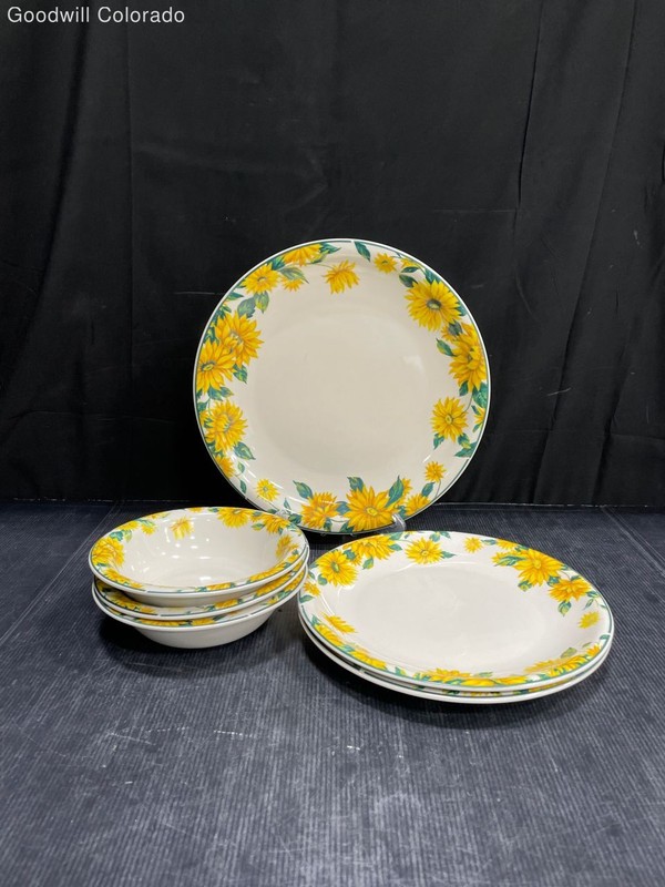 Thomson Pottery White Yellow Sunflower Pattern Dinner Plate Salad Plate