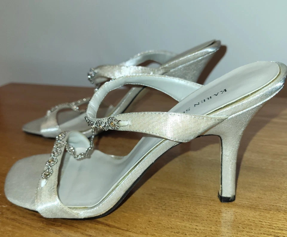 Zapatos de vestir Karen Scott plateados con tiras con cuentas Foto 3 de 4