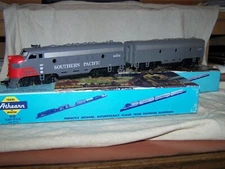 Athearn HO F7A & F7B Unpowered Diesel Locomotives S.P.(RTR)