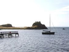 Photo 6x4 Dunyvaig across the Bay Lagavulin The ruins of Dunyvaig Castle  c2009