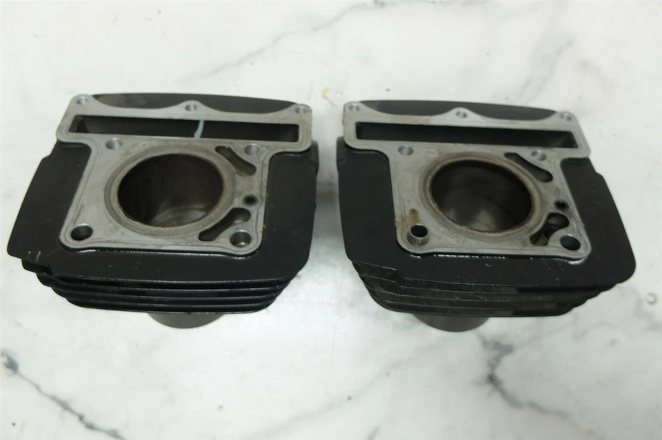 16 Hyosung GT250 GT 250 R GT250R engine cylinders jugs front and rear Foto 2 de 4